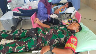 Photo of Donor Darah Hari Bhakti TNI AU Ke-75 di Lanud Dhomber, Kodim 0905 Balikpapan Ambil Bagian