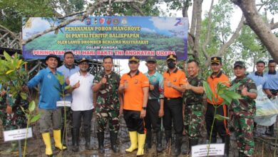 Photo of Hari Bakti Ke-75 TNI AU, Lanud Dhomber Bersama Forkompimda Balikpapan Tanam Pohon Mangrove