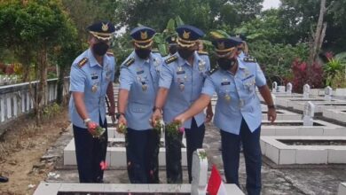 Photo of Memperingati Hari Bakti ke-75 TNI AU, Danlanud Dhomber Pimpin Ziarah dan Tabur Bunga