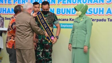 Photo of Pangdam VI/Mulawarman Dan Ketua Persit KCK di Kukuhkan Sebagai Bapak Dan Bunda Asuh Anak Stunting Oleh Gubernur Kaltim