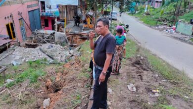 Photo of Belum Tertangani, Kini Tanah Longsor Kembali Terjadi di RT 52, Kelurahan Graha Indah Akibatnya Dua Rumah Warga Rusak Parah