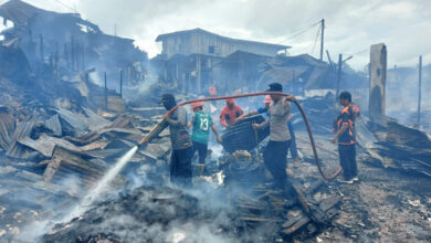 Photo of Sigap, Personel Polsek Sepaku Bantu Padamkan Kebakaran Pasar