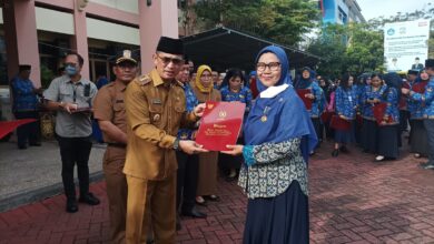 Photo of Wali Kota Serahkan Penghargaan Satyalencana Karya Satya Kepada Tenaga Pendidik